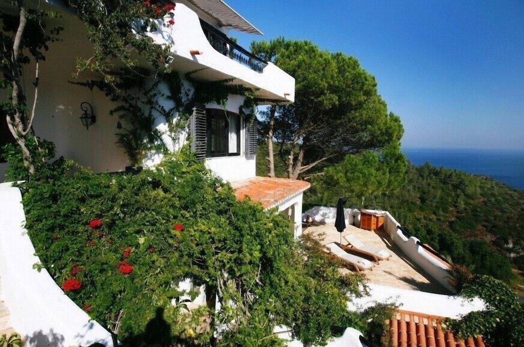 Spacious Deluxe Villa with Panoramic Sea Views