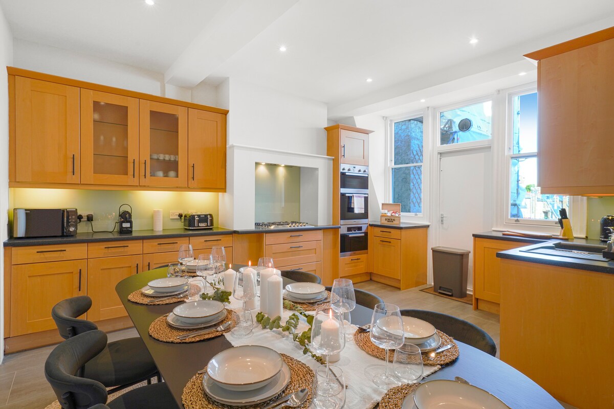 Modern and Spacious 4 beds home in Kensington