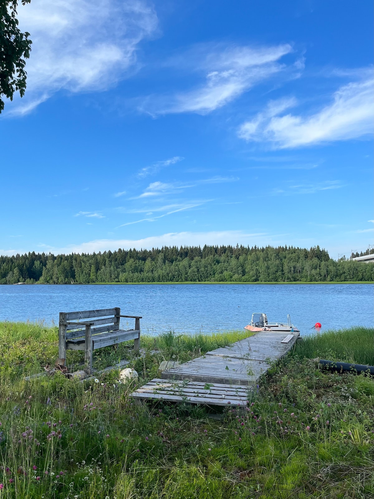 Älvsnära villa med stor trädgård