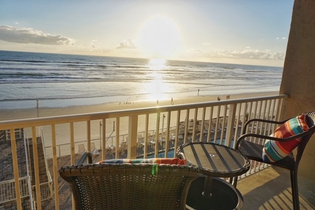 *NEW* Gorgeous Ocean Front King Bed in Daytona!
