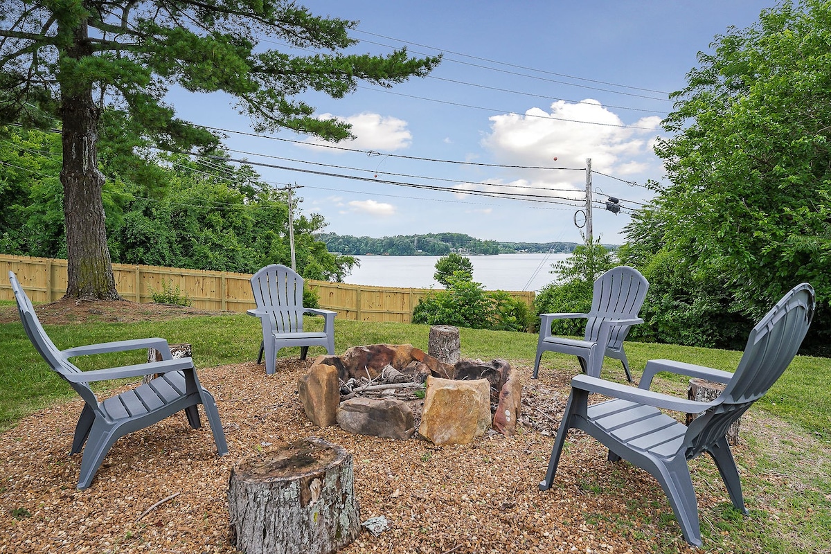 Lake Home, Dock, Fire Pit, Hot Tub, Game Room, Etc