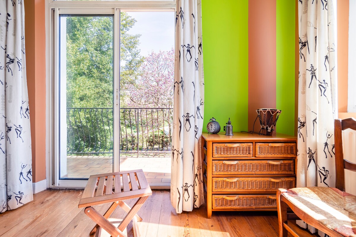 绿色房间15平方米，明亮，阳台。
