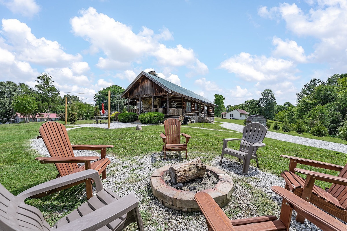 Rustic Cabin, Dock, Hot Tub, Firepit, Kayaks