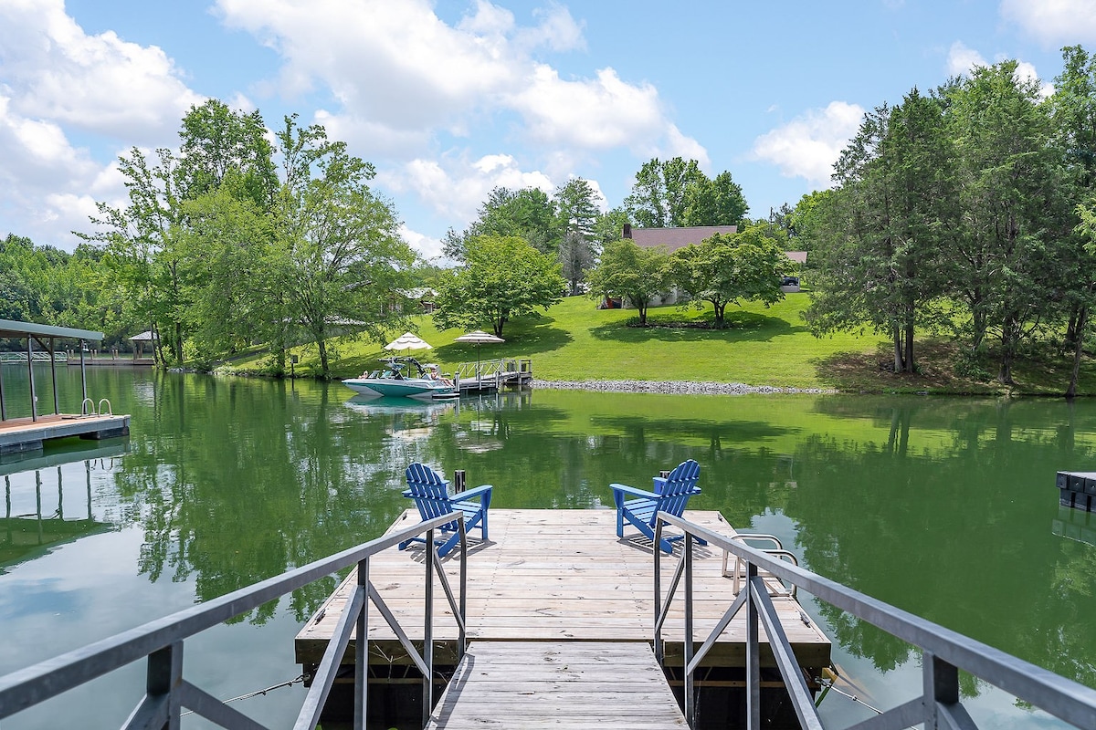 Rustic Cabin, Dock, Hot Tub, Firepit, Kayaks