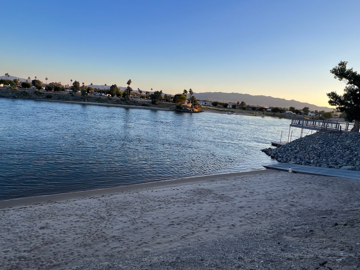 “The Boat House”with beach and launch access