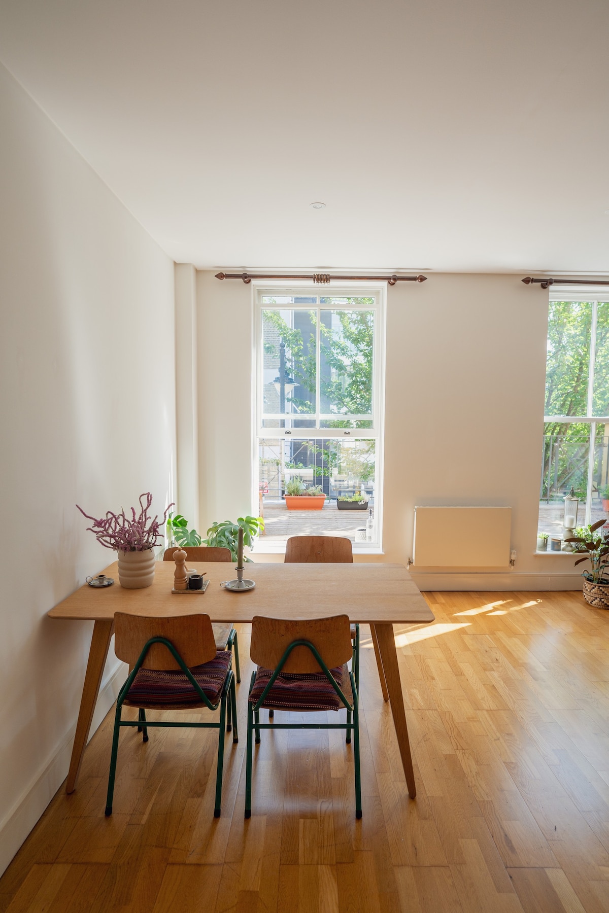 cozy apartment w/ balcony in Islington