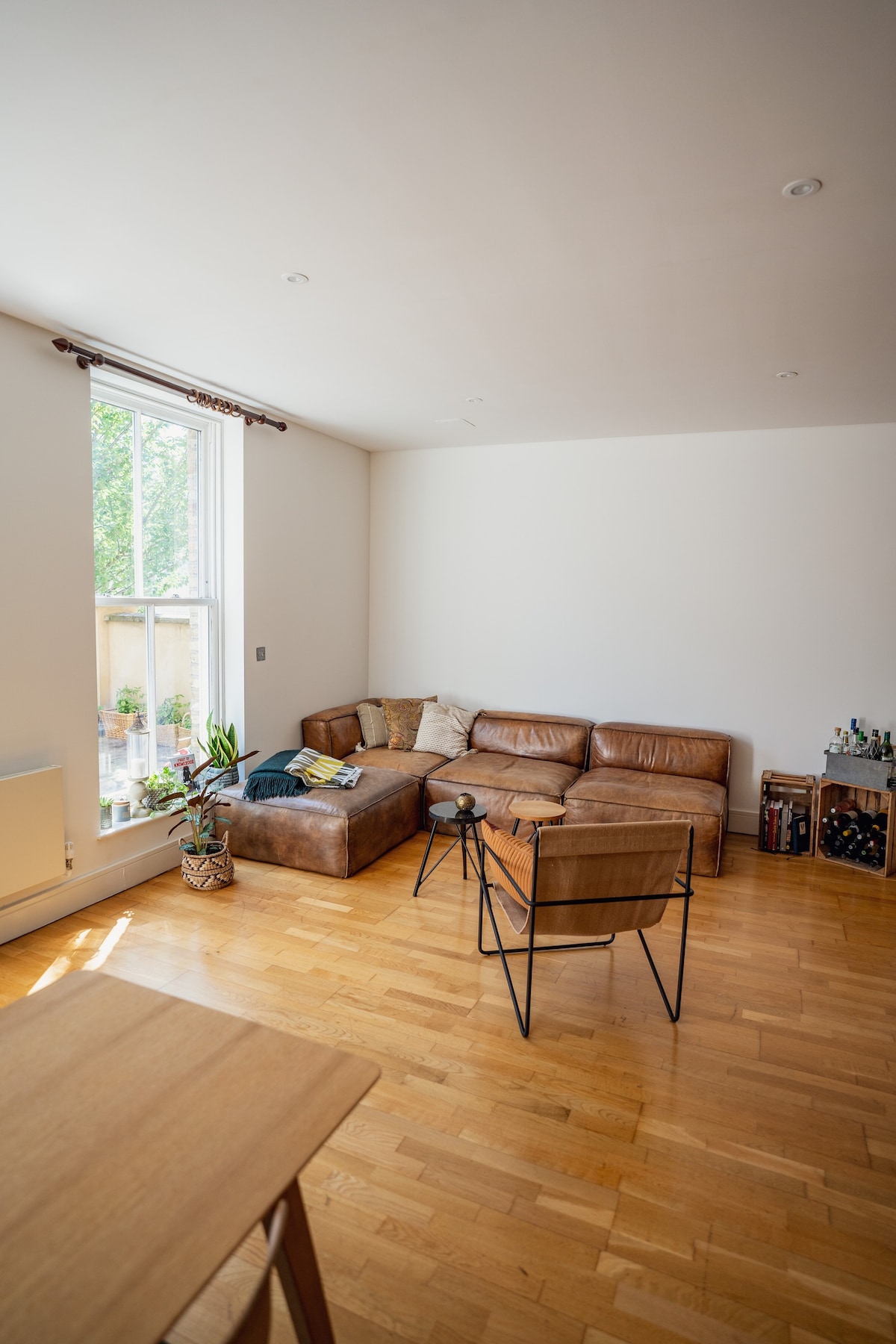 cozy apartment w/ balcony in Islington