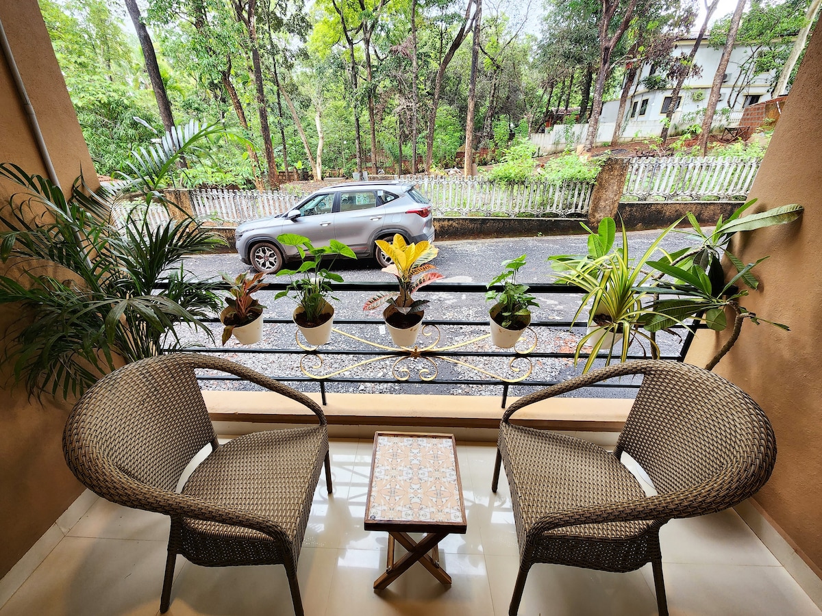 Luxurious 2BHK Assagao w/ Garden, Hill View & Pool