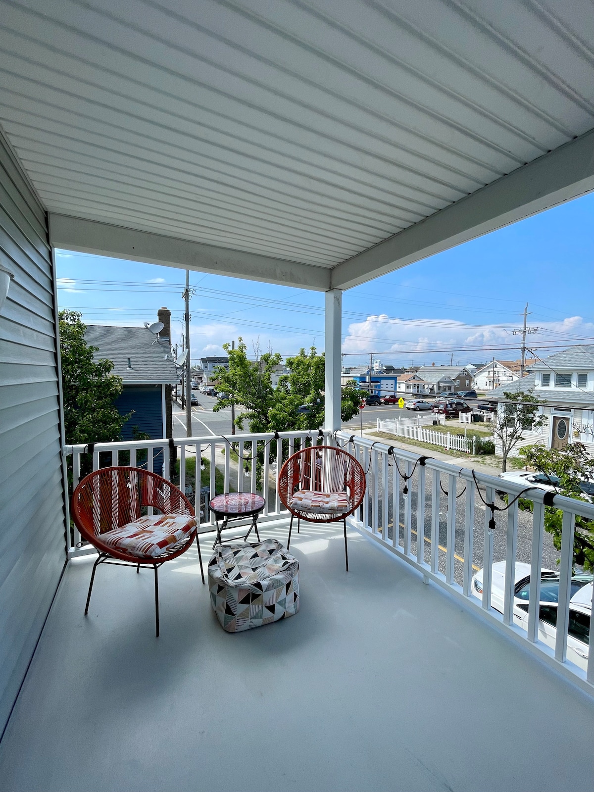 3 Bdrm&1 Bath: Balcony&Driveway- Central Location