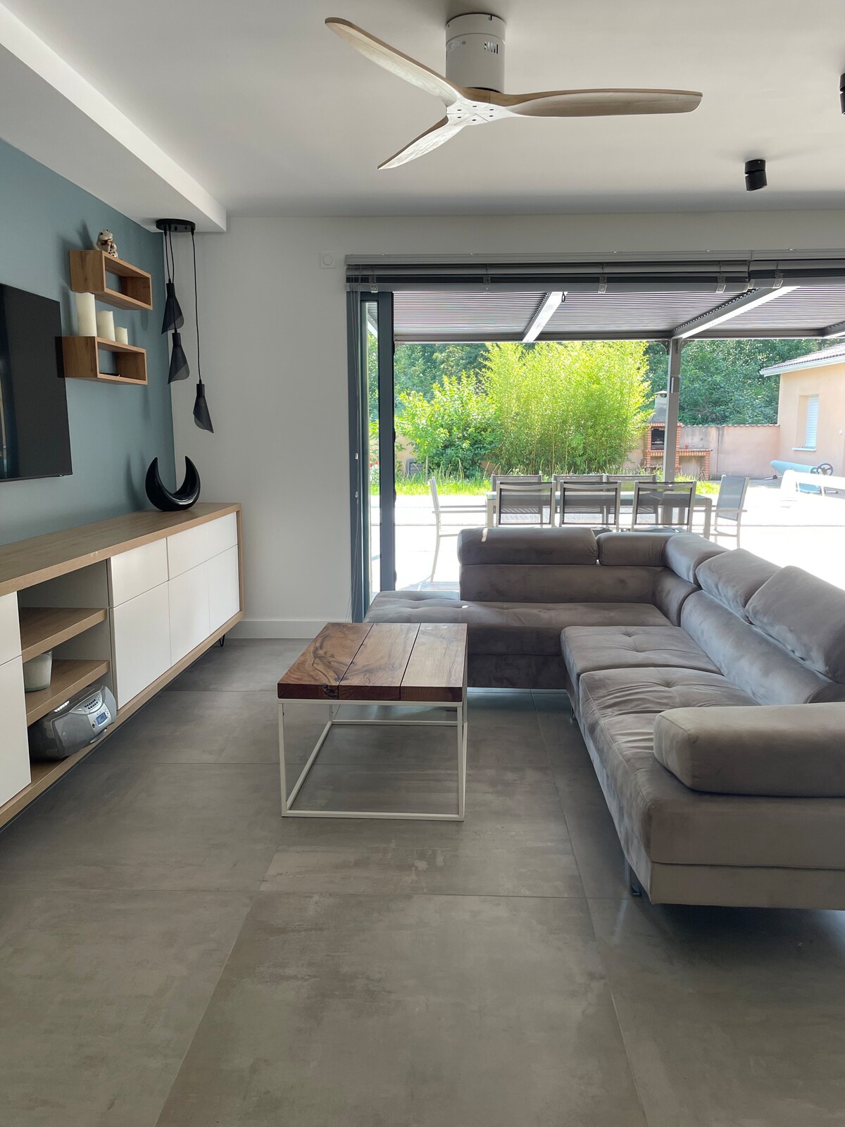 Maison avec une grande piscine, terrasse, jardin