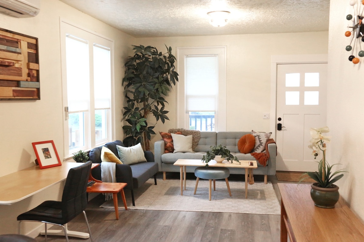 Heart of Foster/Powell:Cozy Eclectic Stay Walkable