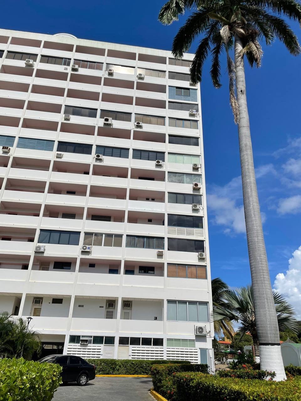 Apartamento con playa privada en caraballeda.