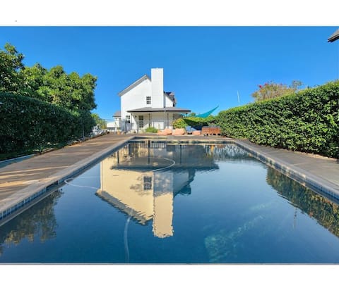 2 Homes - Saltwater Hot Tub, Pool, Spa Retreat