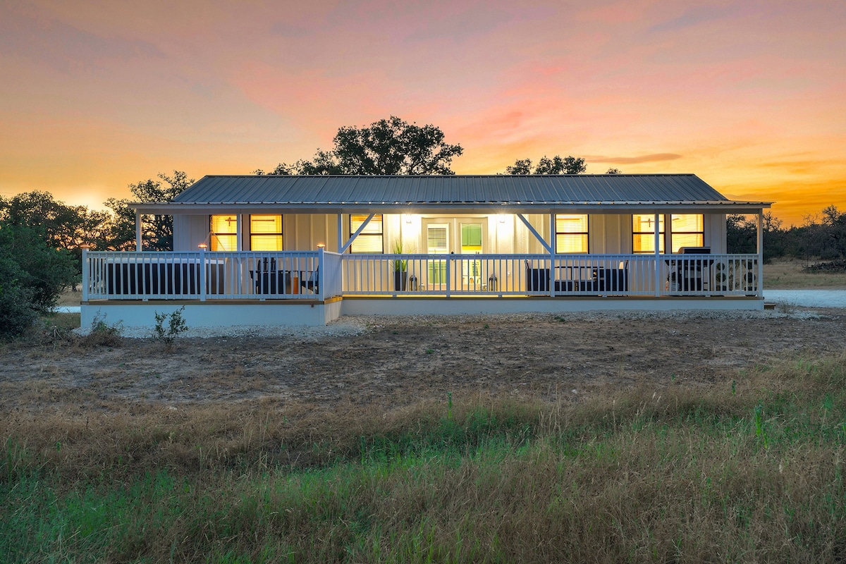 Private Ranch Cabin Just Outside Town with Hot-Tub