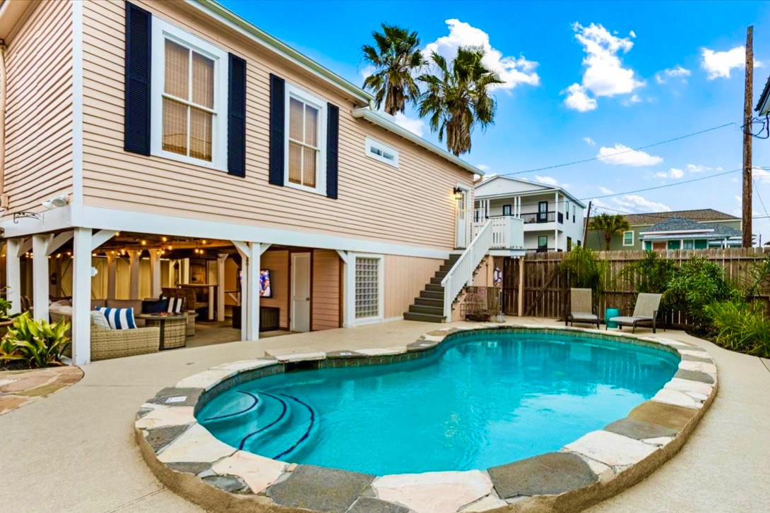 3 blocks to beach with heated pool + outdoor TV