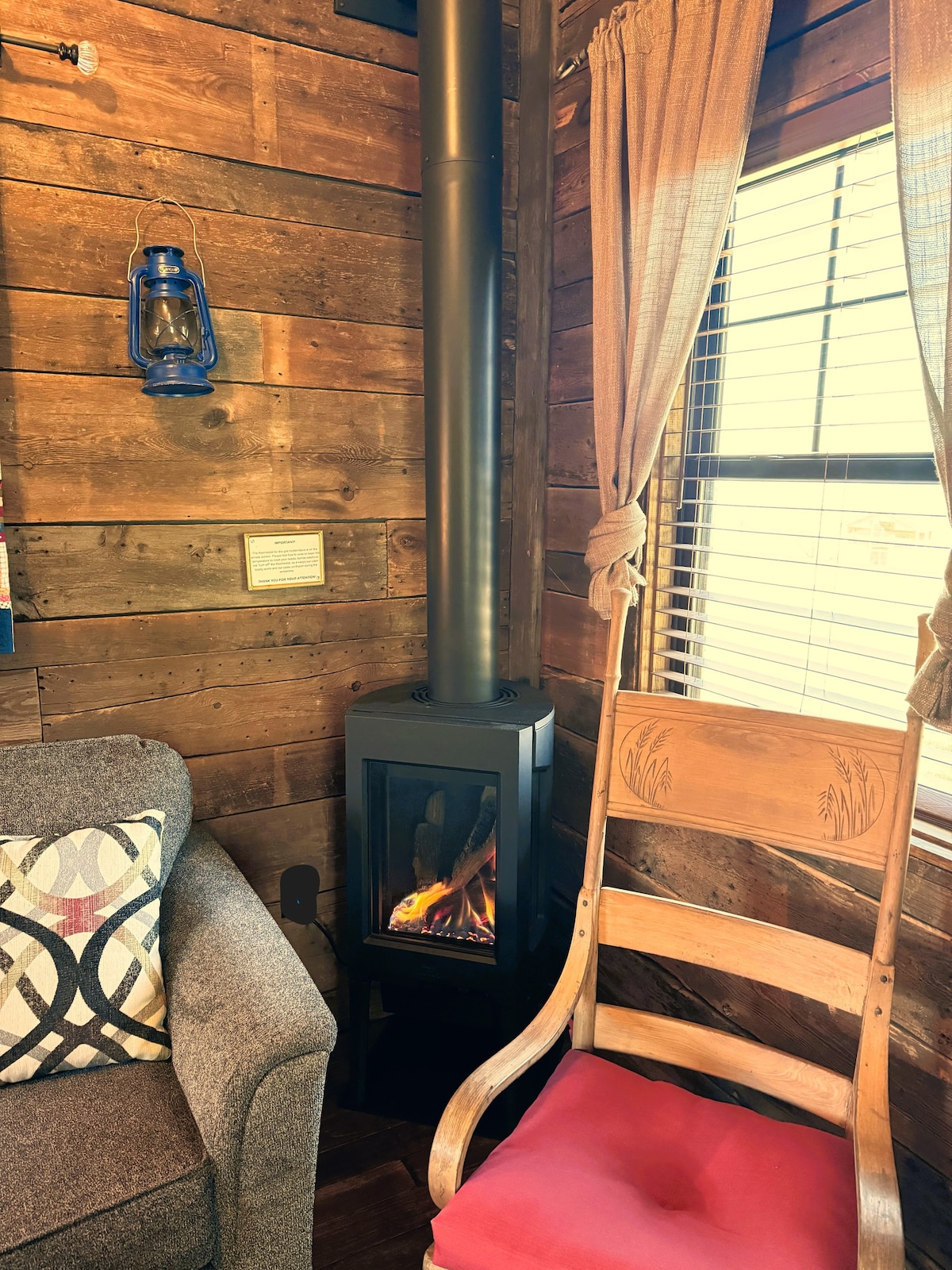 Adorable Old Timey Lakeside Log Cabin