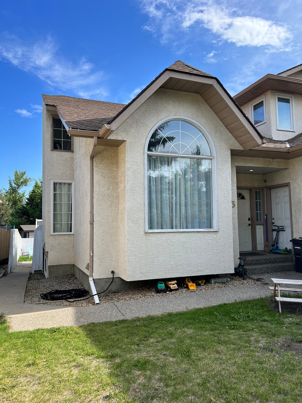 Private Entry - Beautiful & Homey Basement Suite