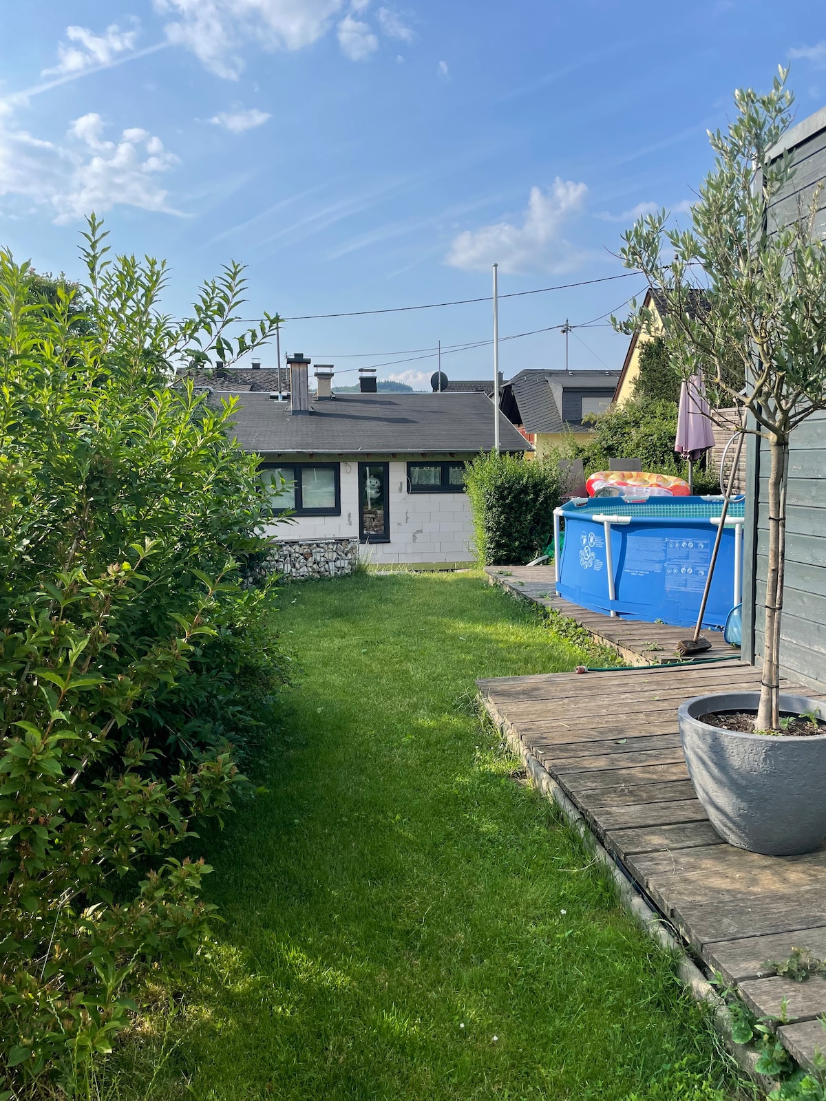 Gemütliches Zimmer mit Garten und Pool