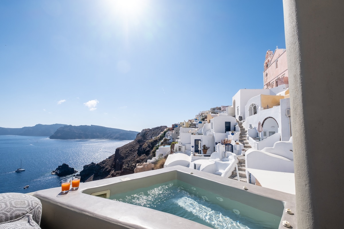 SantorOia单间公寓，可欣赏热水浴缸和海景