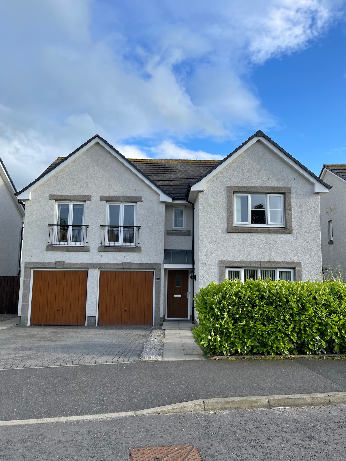 Luxury & Modern Detached 5-bedroom Suburban House