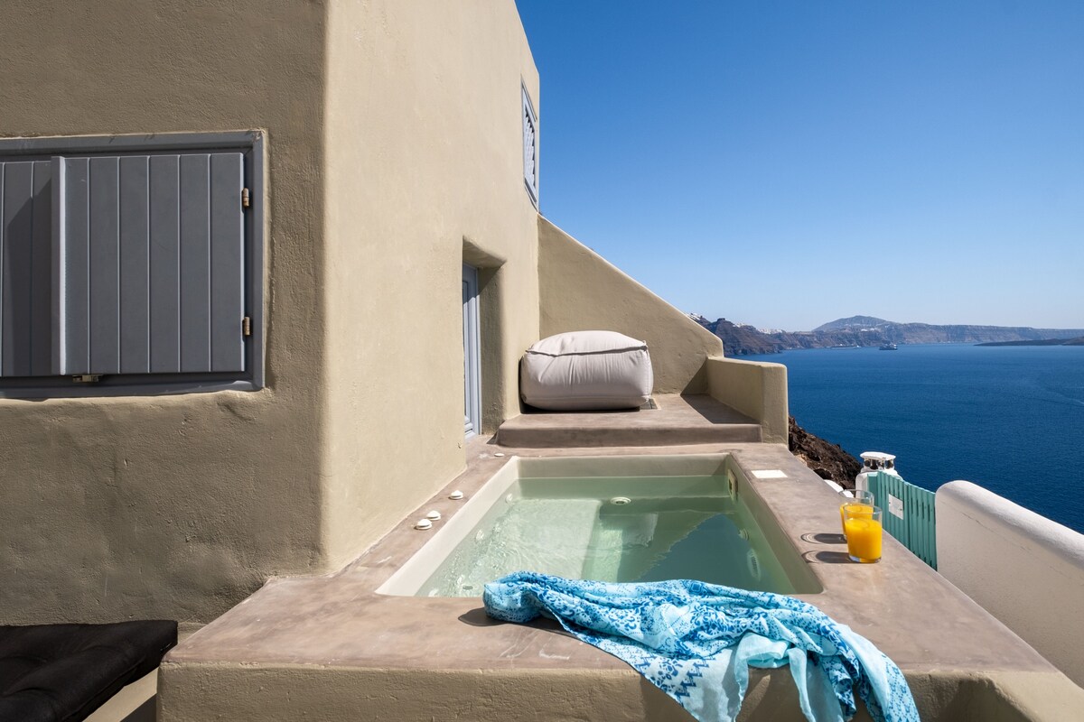 SantorOia Suite with Hot Tub by Caldera Houses