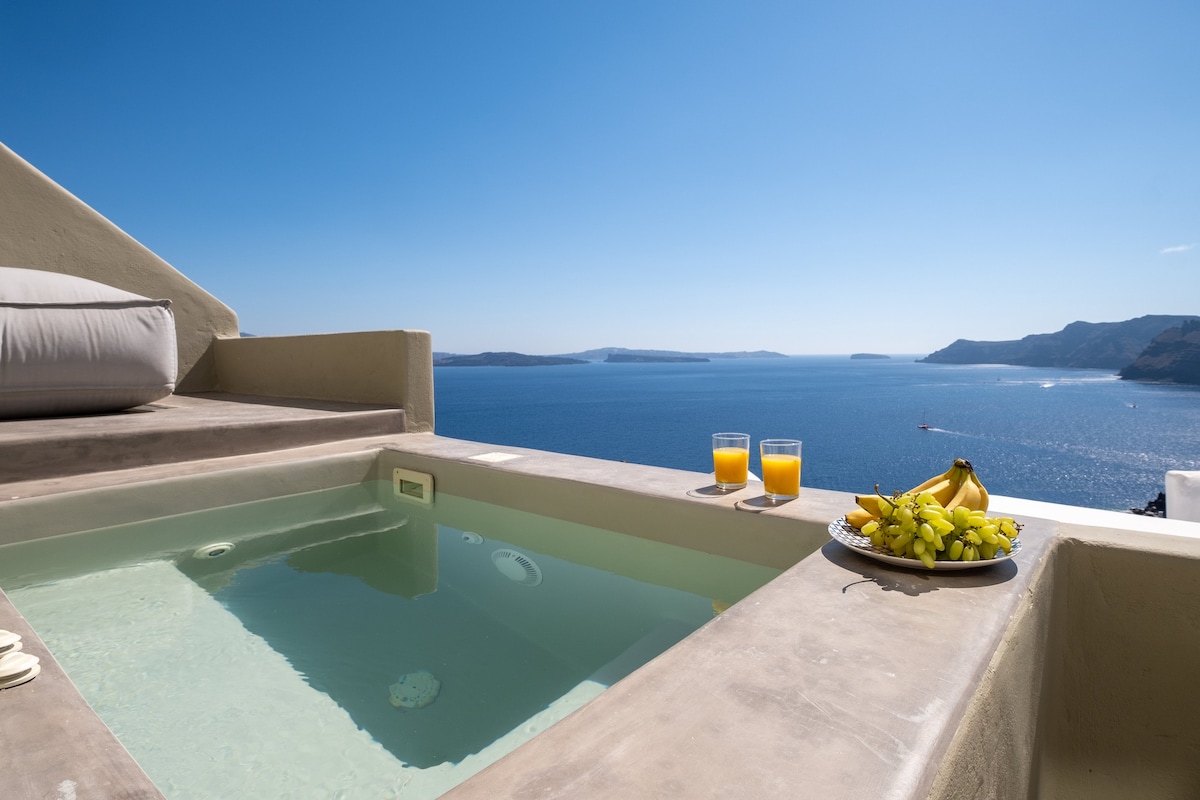 SantorOia Suite with Hot Tub by Caldera Houses