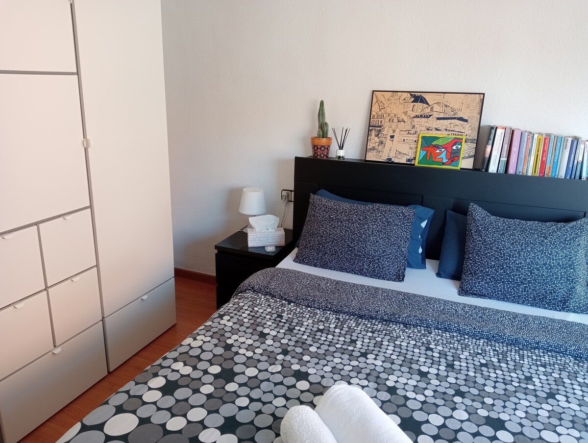 Habitación con cama de matrimonio