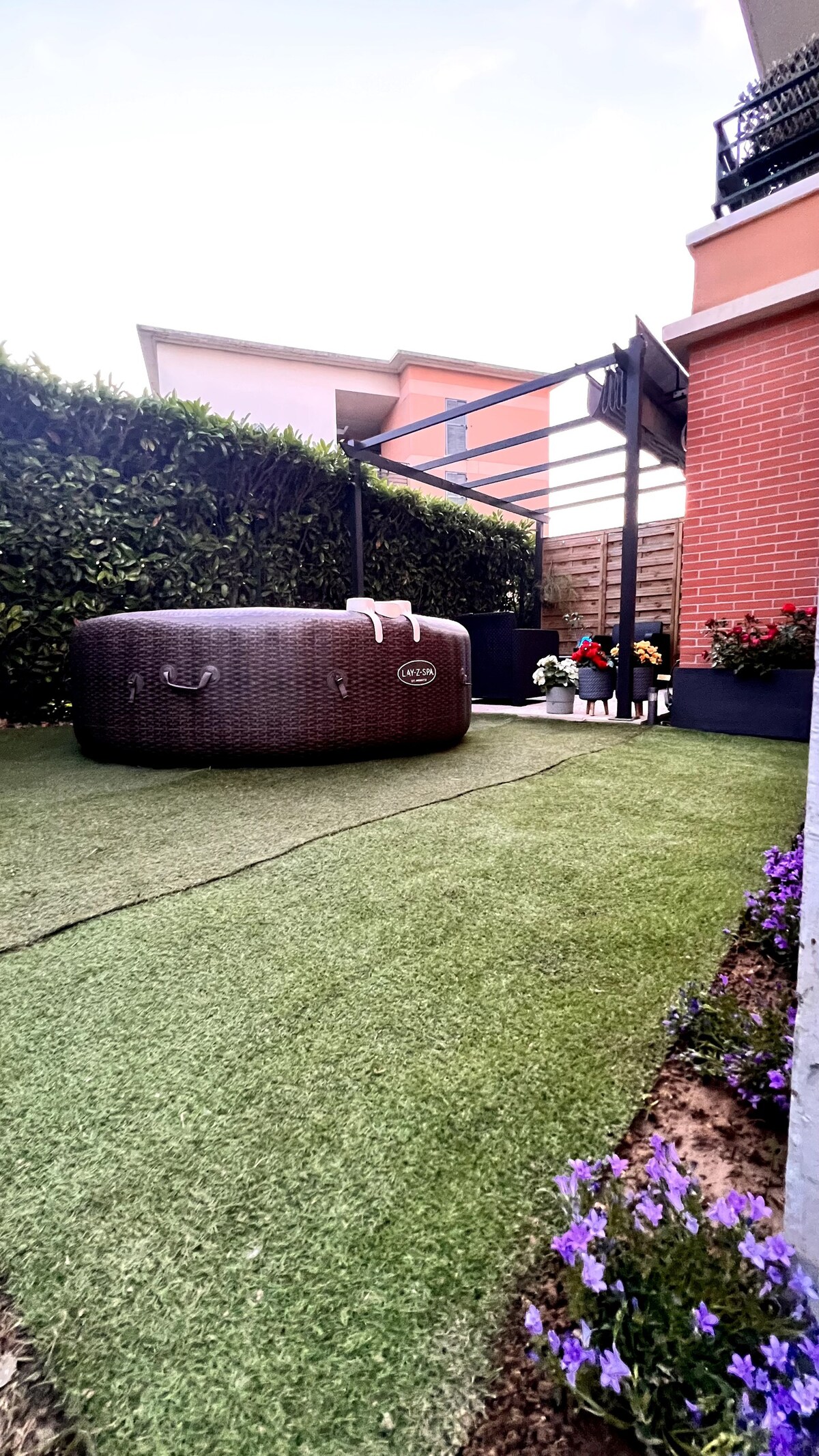 Metro 8  Private Garden  Jacuzzi & Private Parking