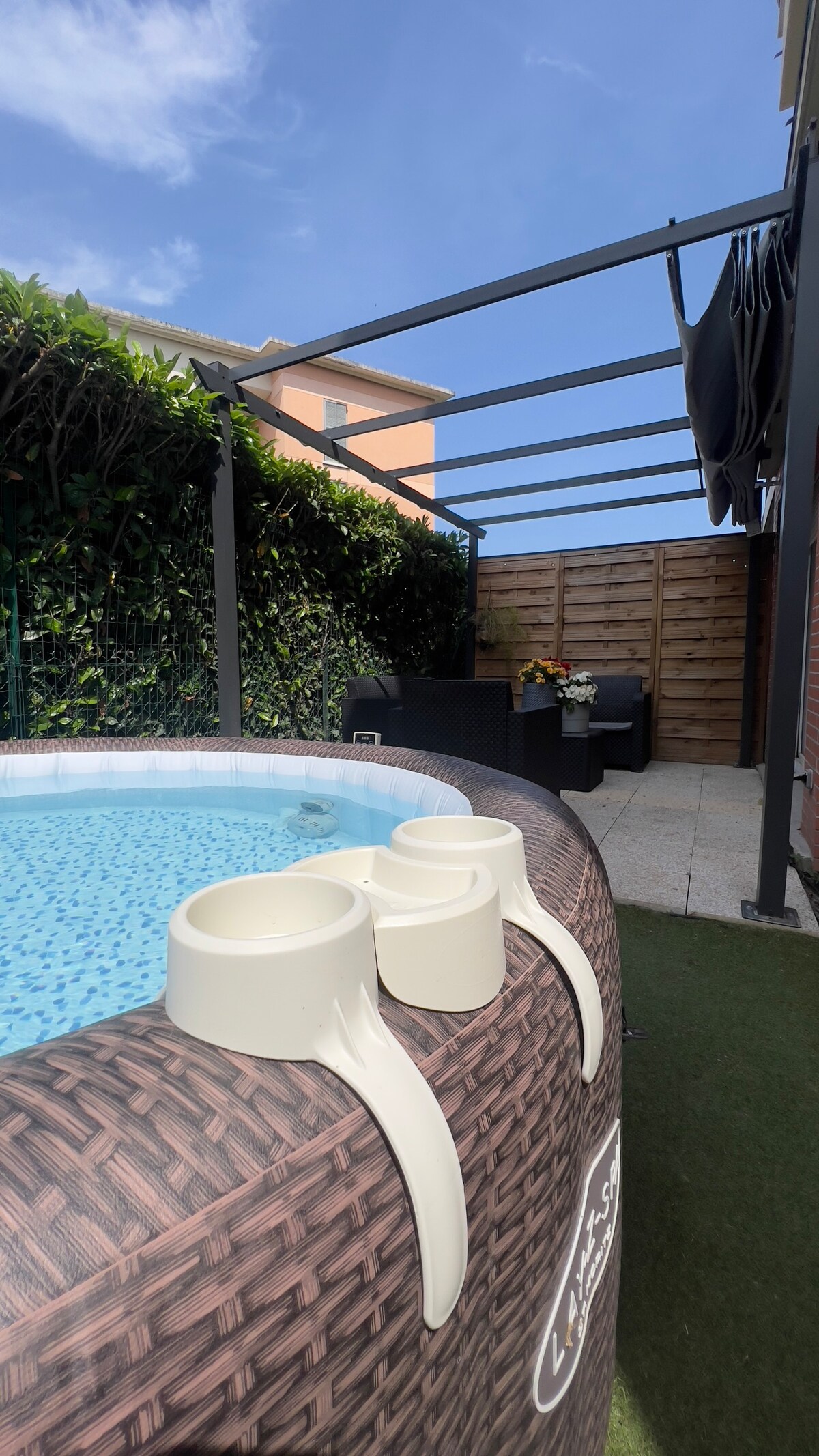 Metro 8  Private Garden  Jacuzzi & Private Parking