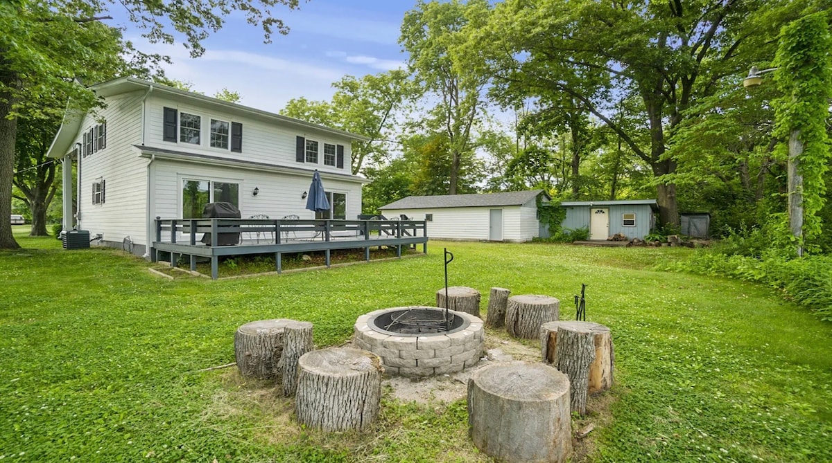 Beautiful Home on the Rock River!