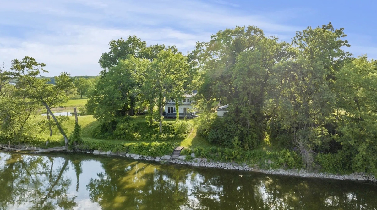 Beautiful Home on the Rock River!