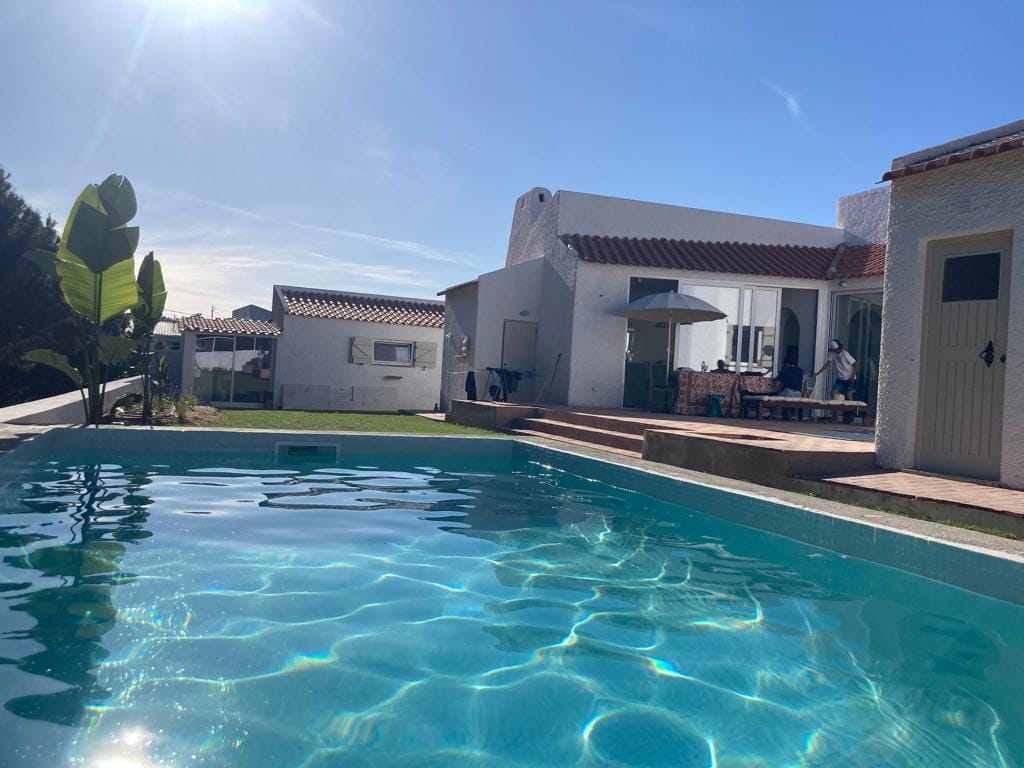 Cool Beach house with pool in Costa de Caparica