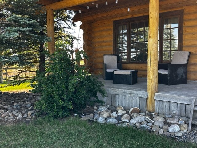 Entire Log Home. Quiet. Minutes to Calgary