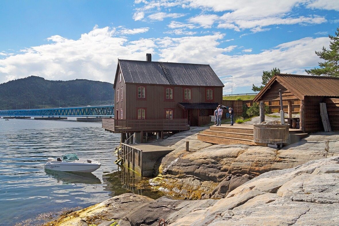 Atlanterhavsveien, fiske, stort feriehus med kai