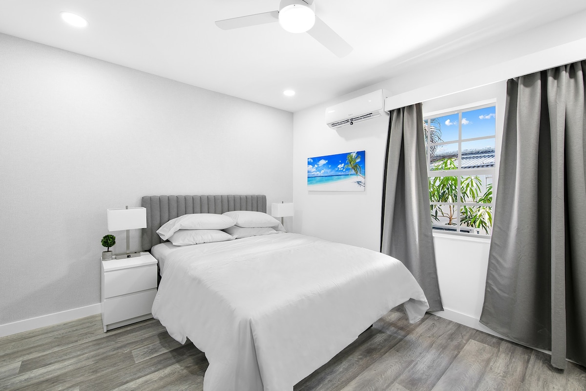 Newly renovated 1 BD/1.5 BA Beach Hotel Room