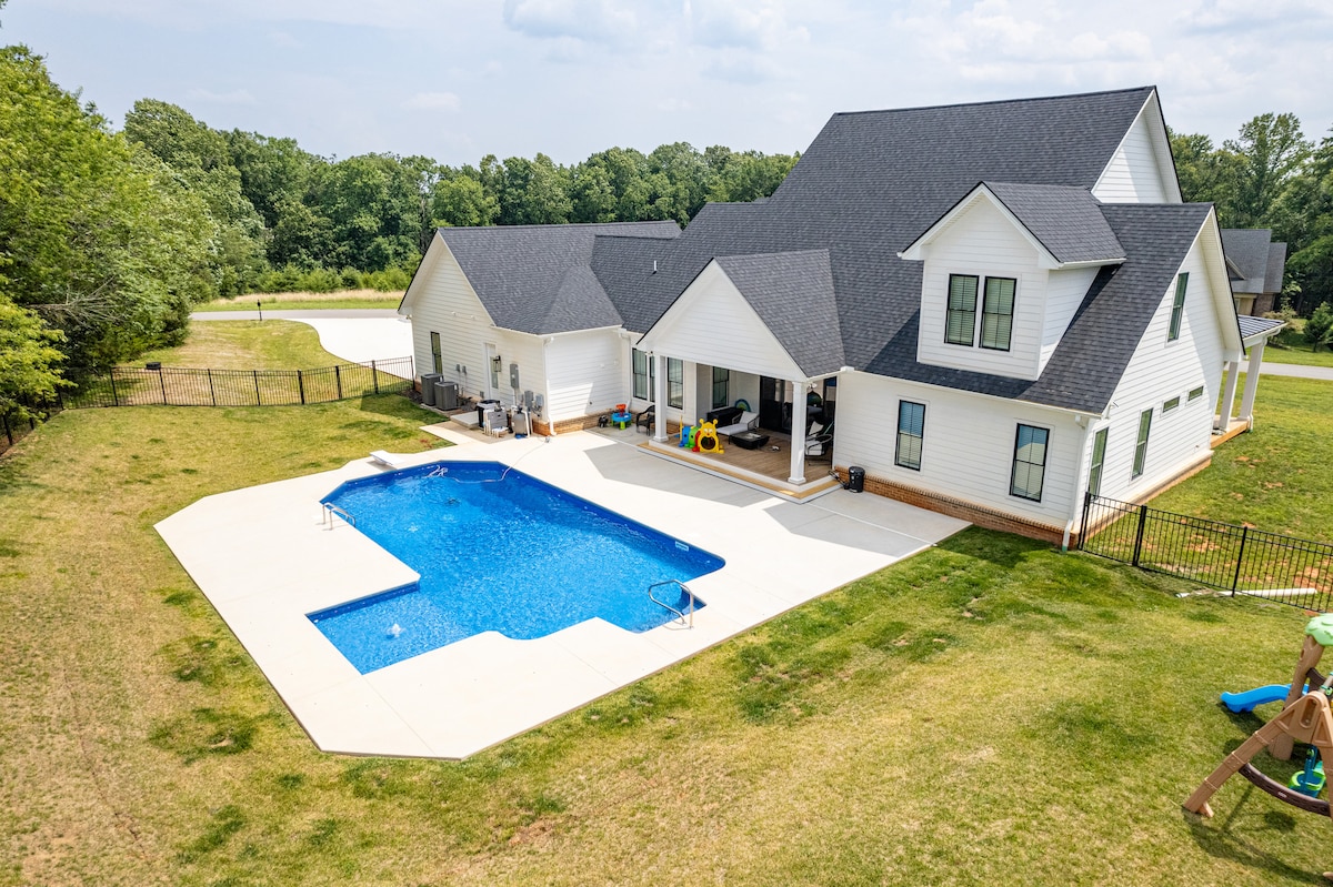 New Luxury Modern Farmhouse w/ Heated Pool!