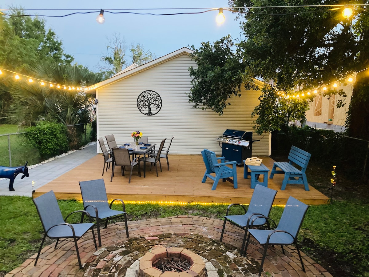 Cozy garden home right downtown, pet friendly!