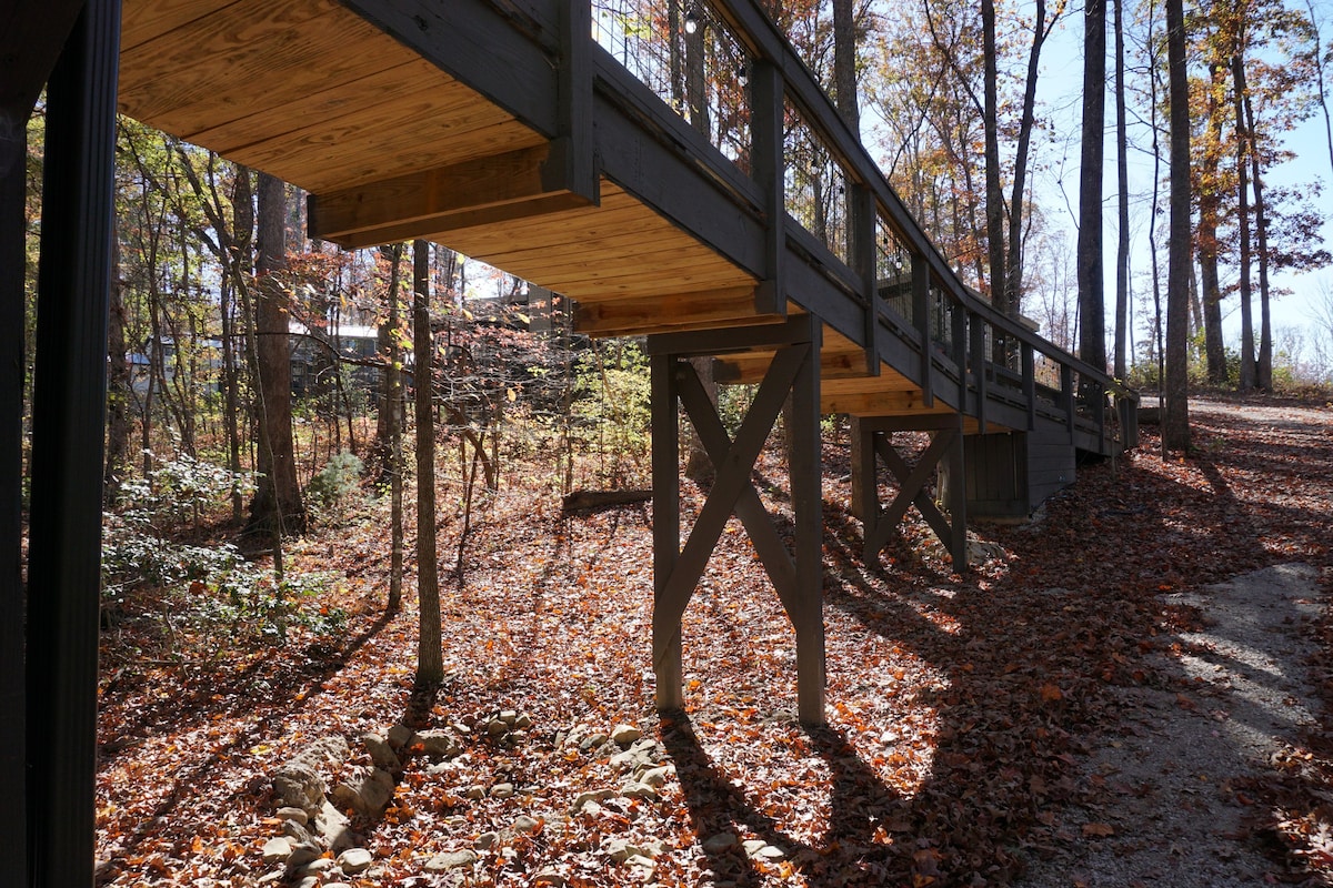 Owl’s Nest Treehouse Getaway w/ Hot Tub & Fire Pit