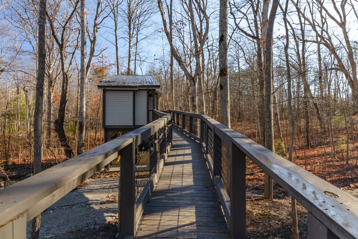 Owl’s Nest Treehouse Getaway w/ Hot Tub & Fire Pit