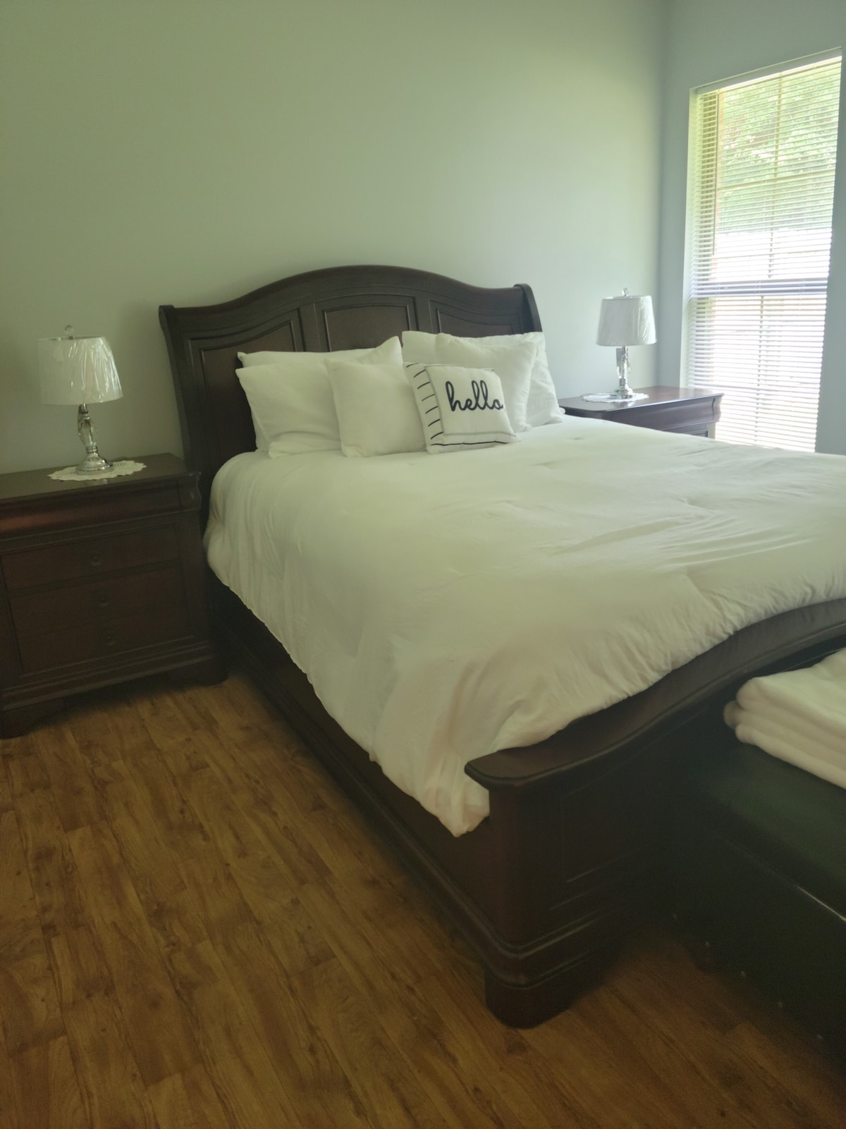 3间卧室2间带中央空调和暖气的卫生间。