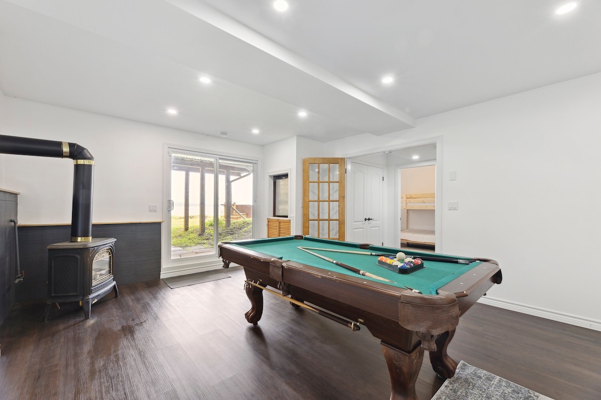 Lakefront with Hot Tub, Kayaks, Pool Table