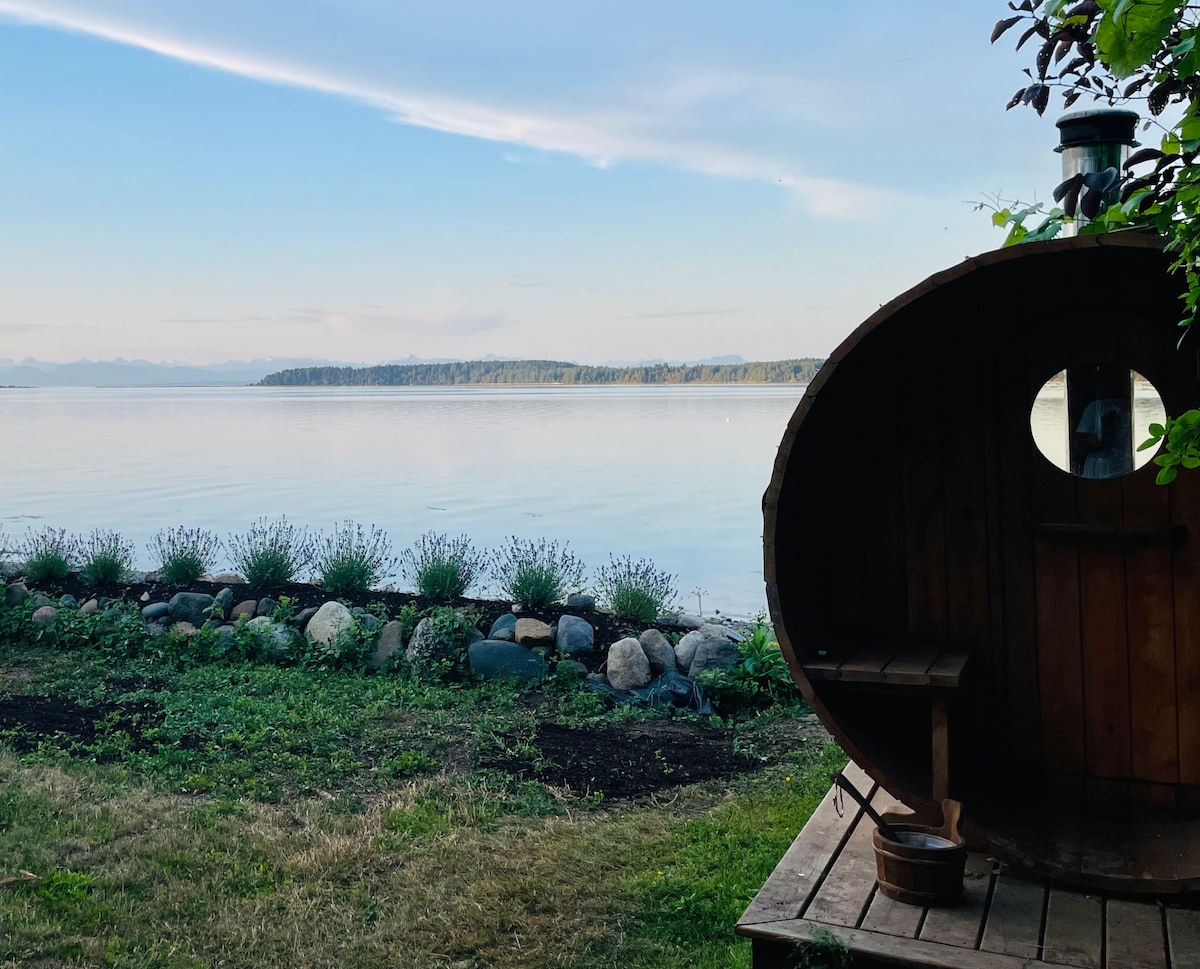 Cozy Beachfront Heritage Home with Private Sauna