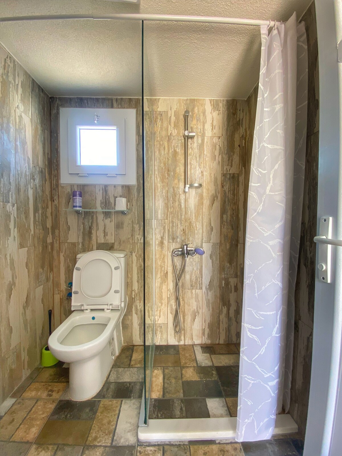 twen beded sharing room/bathroom