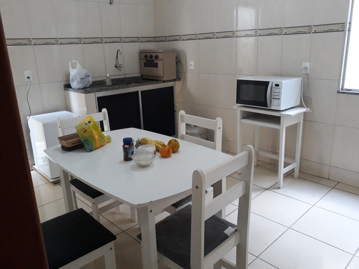 Quarto casal em Apto por 60,00/diária.