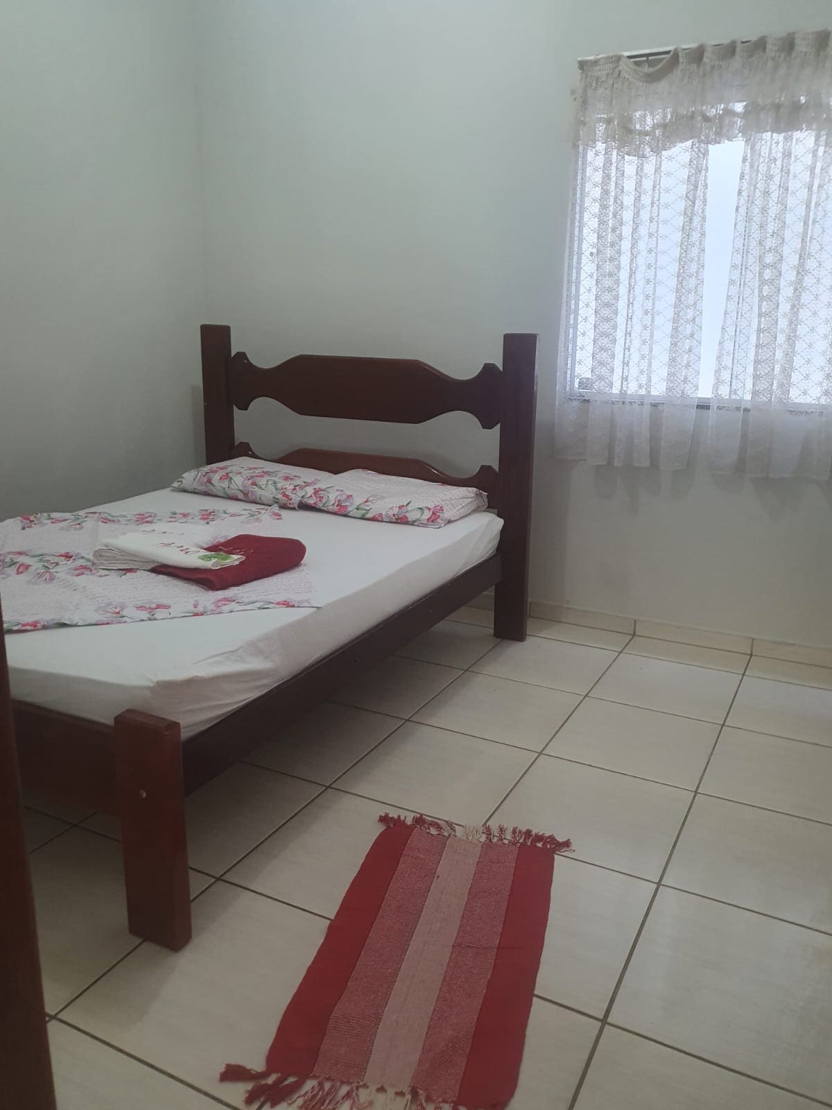 Quarto casal em Apto por 60,00/diária.