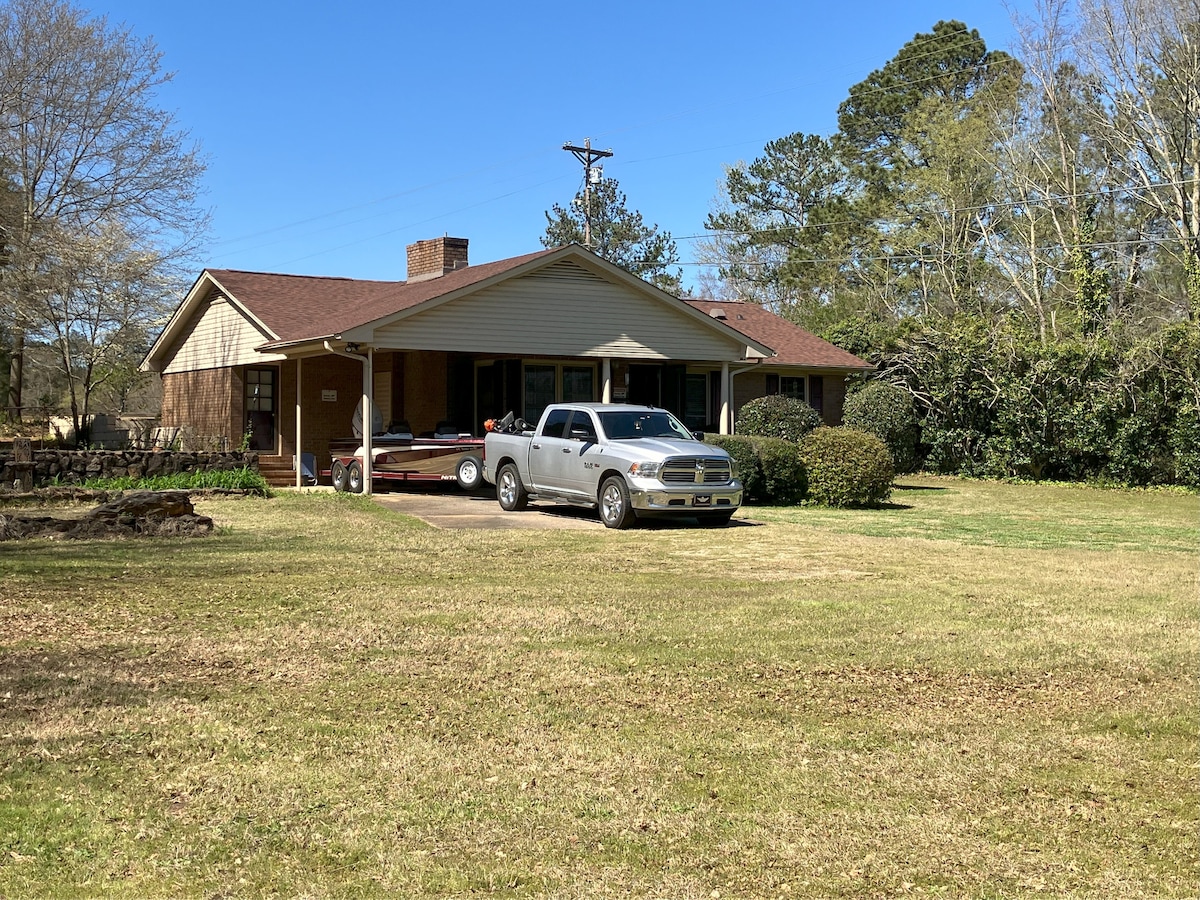 Lake Hartwell and Russell Convenient