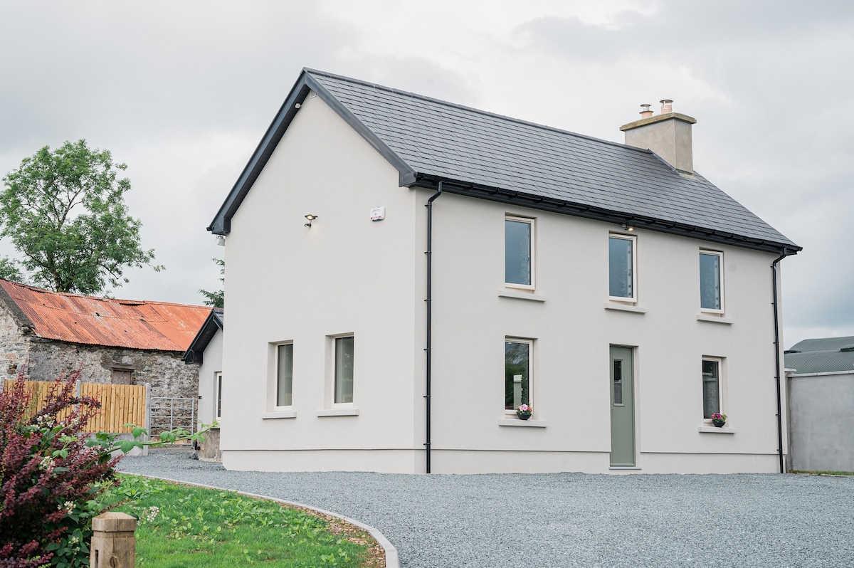 Killarney Old School Road sleeps 6