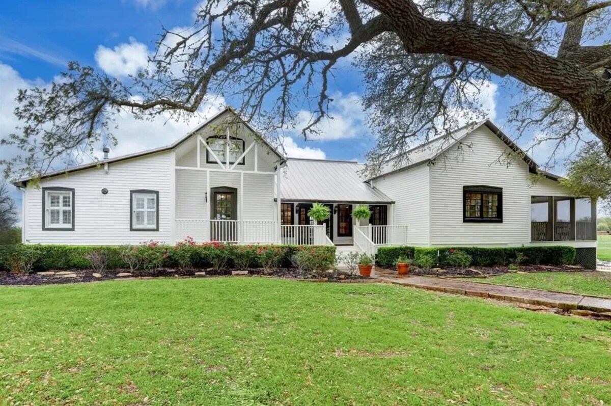 Charming Round Top family farmhouse + guest house