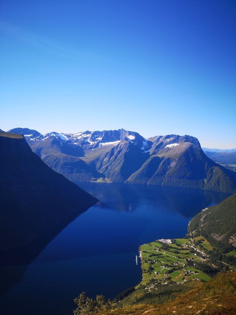 Helårs hytte, fjord, fjell