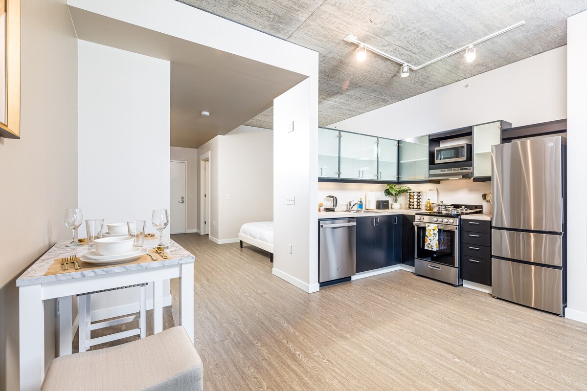 Pearl District Apt •Balcony +Amenities